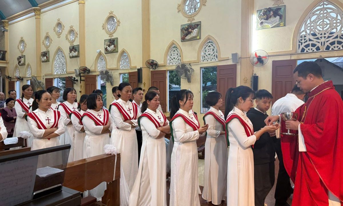 Ca đoàn nên rước lễ vào thời điểm nào trong Thánh lễ?