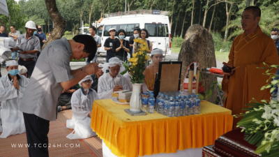Người Công giáo có được thắp hương trước linh cữu và bàn thờ Phật không?