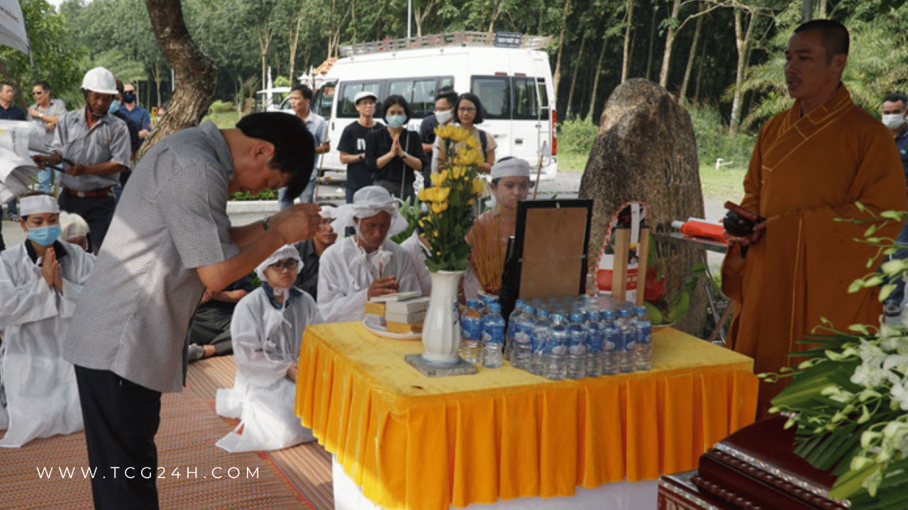 Người Công giáo có được thắp hương trước linh cữu và bàn thờ Phật không?