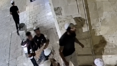 Một thánh đường ở Jerusalem bị nhổ nước bọt và ném đá tấn công