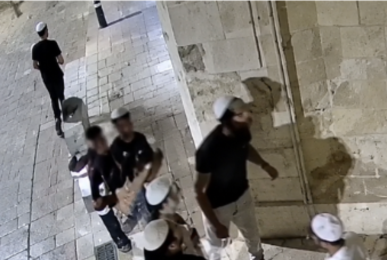 Một thánh đường ở Jerusalem bị nhổ nước bọt và ném đá tấn công