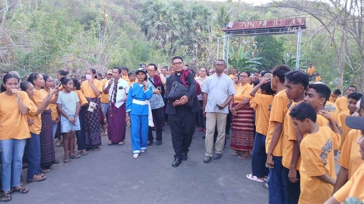 Làng quê nhỏ tại Indonesia hân hoan đón nhận hai thánh tích quý giá từ Vatican