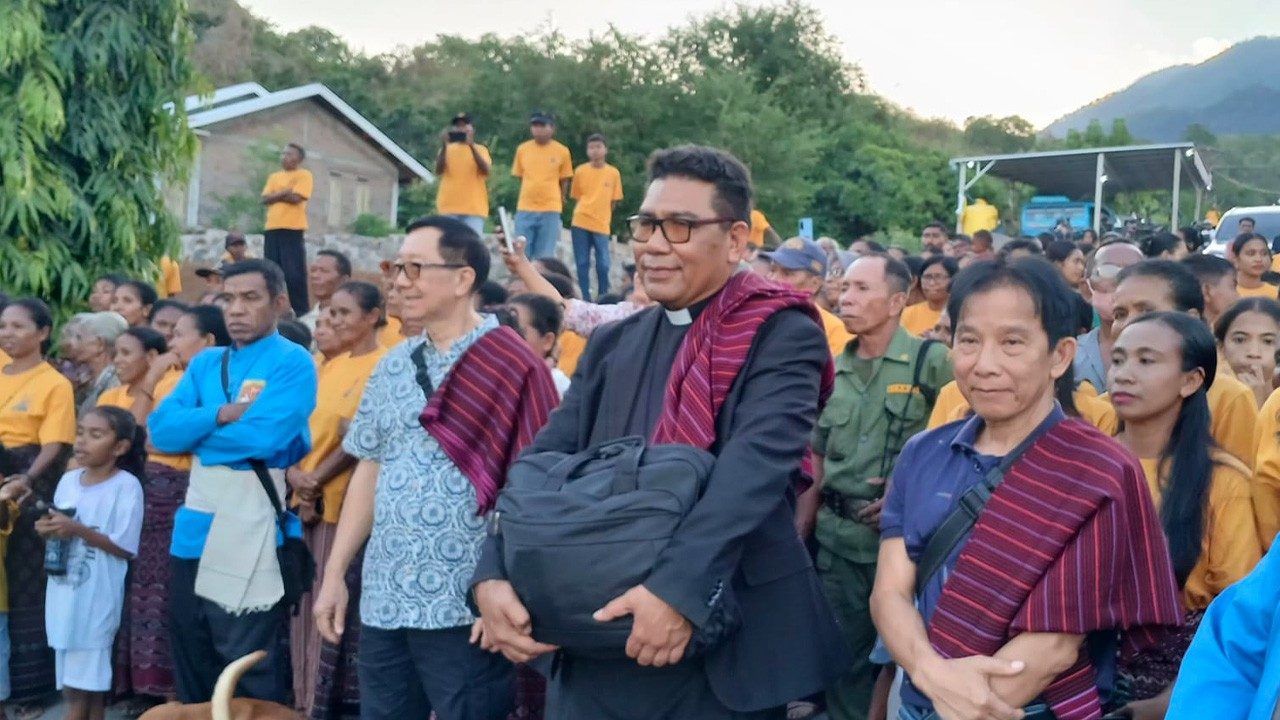 Làng quê nhỏ tại Indonesia hân hoan đón nhận hai thánh tích quý giá từ Vatican